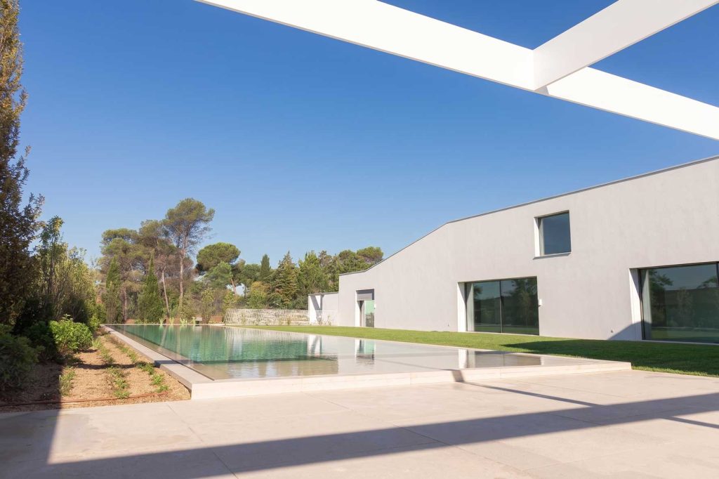 Casa moderna con piscina, ideal para reformas y construcciones en espacios exteriores, rodeada de naturaleza.